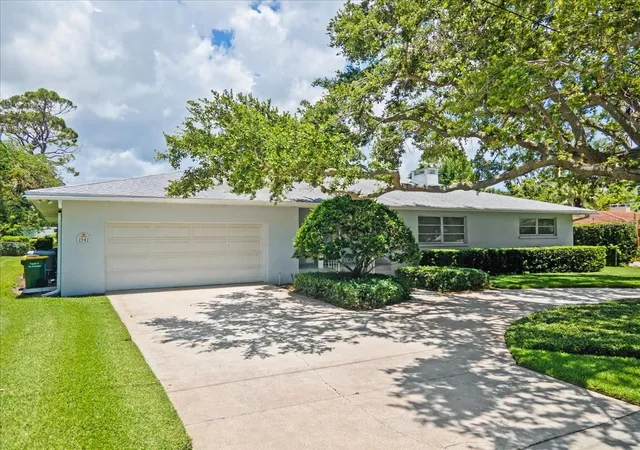 3rd image of 1541 Flower Dr, Sarasota, FL 34239 | MLS# A4656365