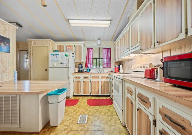 Photo 3 of Manufactured home for sale at 7373 Fall St, Brooksville, FL 34613 | MLS# W7876663 | Listing updated on 2026-08-11