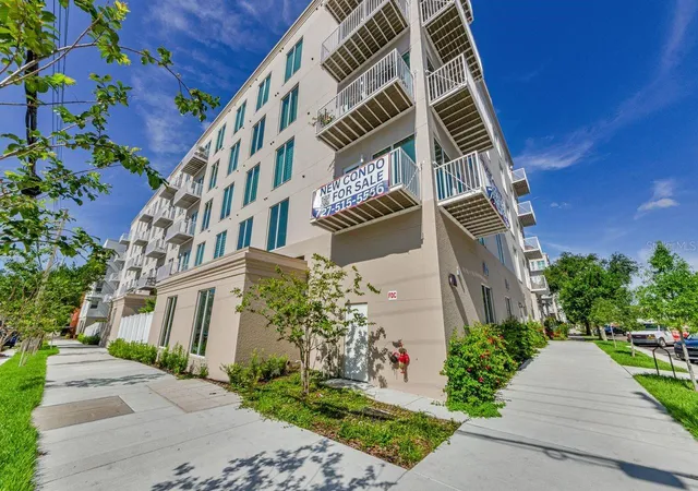 Photo 3 of Condo for sale at 600 3rd Avenue S #301, Saint Petersburg, FL 33701 | MLS# TB8399780 | Listing updated on 2026-09-19