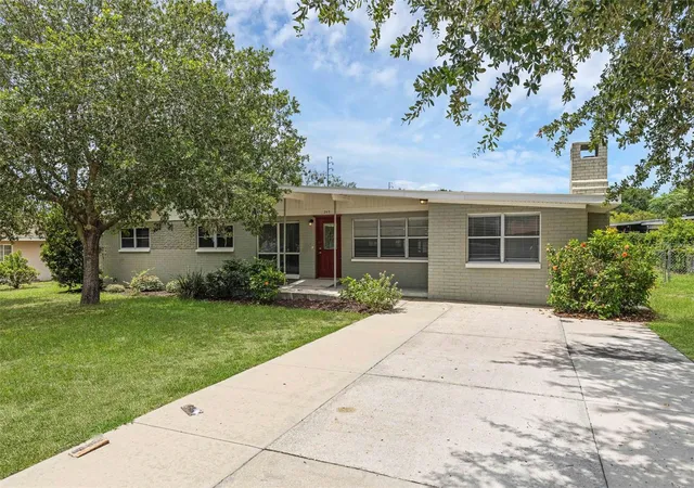 2nd image of 203 E Lakeview Ave, Eustis, FL 32726 | MLS# O6320960