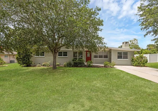 1st image of 203 E Lakeview Ave, Eustis, FL 32726 | MLS# O6320960
