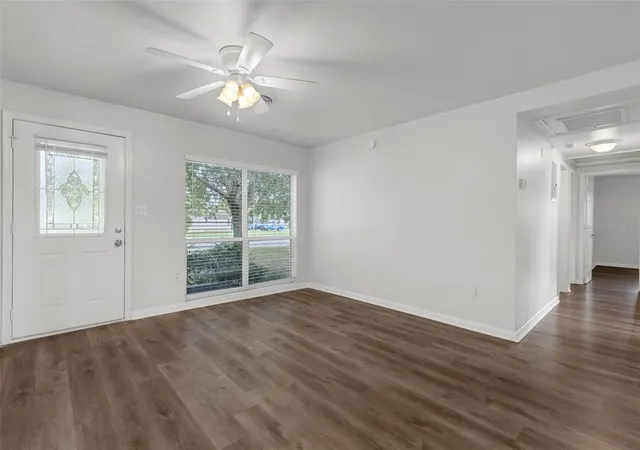 3rd image of 203 E Lakeview Ave, Eustis, FL 32726 | MLS# O6320960