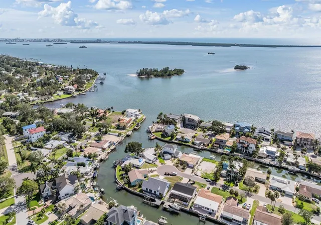 29th image of 2127 Lagoon Dr, Dunedin, FL 34698 | MLS# TB8402530