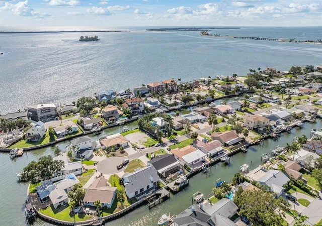 3rd image of 2127 Lagoon Dr, Dunedin, FL 34698 | MLS# TB8402530