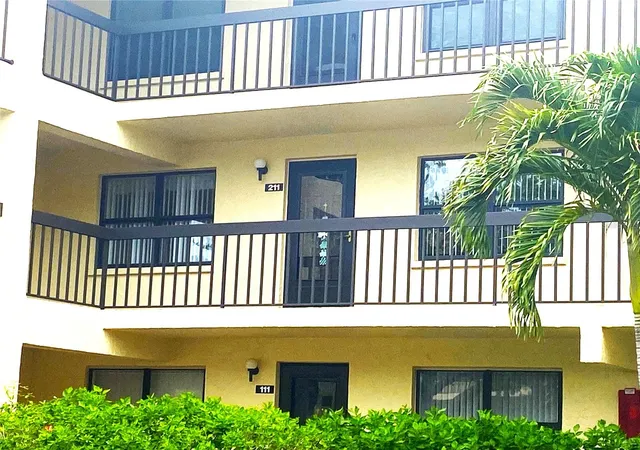 3rd image of 425 30Th Ave W #C211, Bradenton, FL 34205 | MLS# A4657645