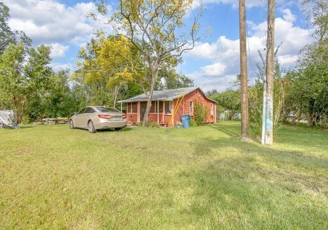 1st image of 1 Smith Ct, Deland, FL 32724 | MLS# V4943612
