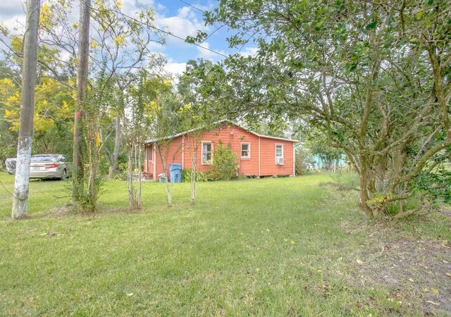 3rd image of 1 Smith Ct, Deland, FL 32724 | MLS# V4943612