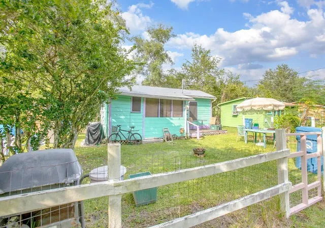 5th image of 1 Smith Ct, Deland, FL 32724 | MLS# V4943612
