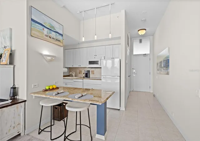 Homes for sale in Longboat Key, FL | 225 Sands Pt Rd, Longboat Key, FL 34228