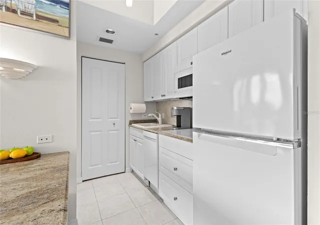 Homes for sale in Longboat Key, FL | 225 Sands Pt Rd, Longboat Key, FL 34228
