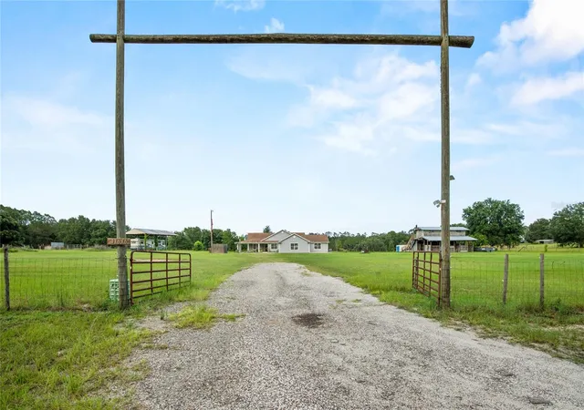 Homes for sale in Weirsdale, FL | 41636 Outlaw Ln, Weirsdale, FL 32195 | MLS# G5099467