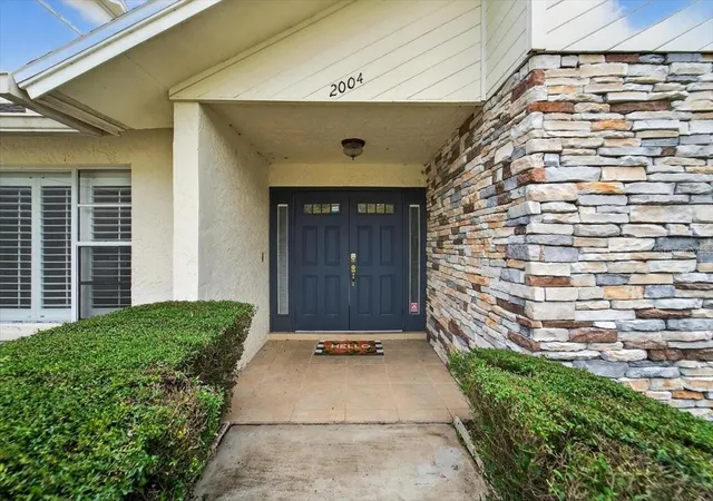 2nd image of 2004 N Golfview Dr, Plant City, FL 33566 | MLS# TB8407365