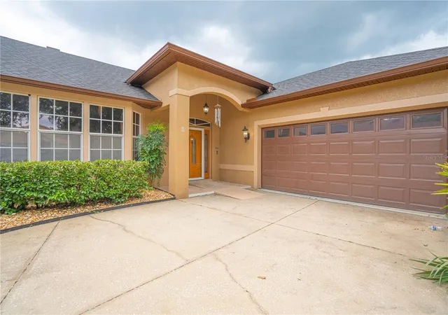 Photo 2 of Sale Pending at 10642 Masters Dr, Clermont, FL 34711 | MLS# O6327198 | Listing updated on 2026-08-12