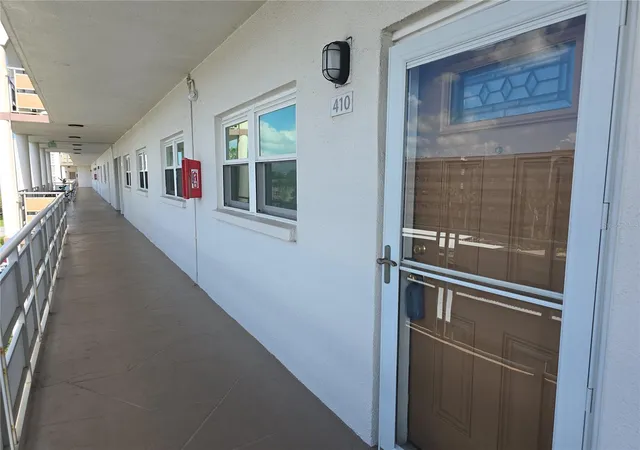Listing Photo 3 - Condo for sale in building located at 5603 80Th St N, ST PETERSBURG, FL 33709 - Unit #410