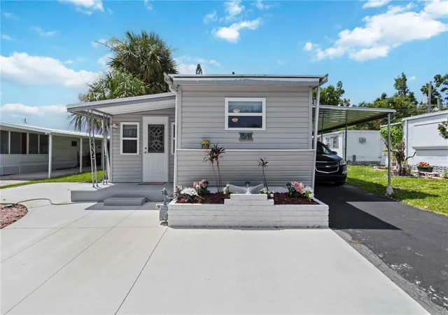Homes for sale in Sarasota, FL | 1100 University Pkwy #54, Sarasota, FL 34234 | MLS# A4659676