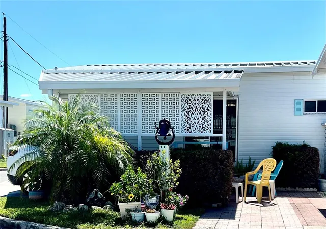 Photo 4 of Manufactured home for sale at 132 S Park Dr #132, Venice, FL 34285 | MLS# A4659903 | Listing updated on 2026-10-21