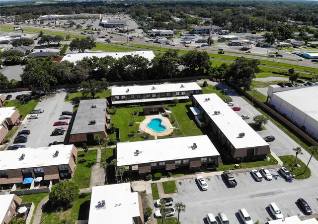Photo 4 of Townhouse for sale at 1836 N Crystal Lake Dr #95, Lakeland, FL 33801 | MLS# L4954840 | Listing updated on 2026-10-06