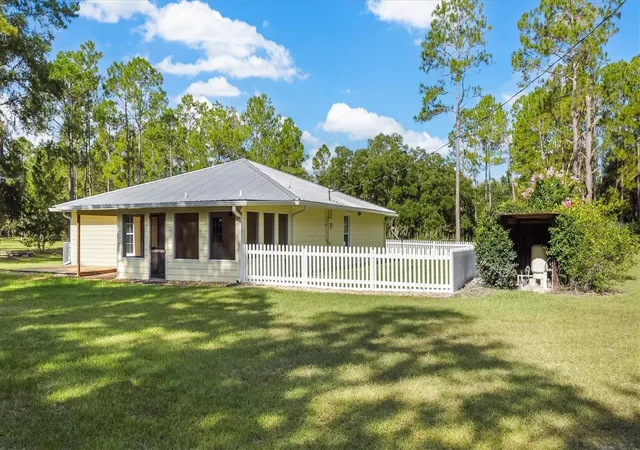 3rd image of 17925 Se 49Th Pl, Hawthorne, FL 32640 | MLS# GC533027