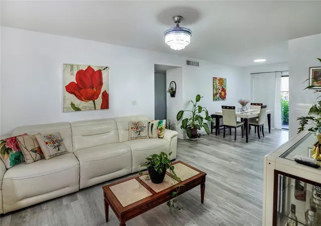 2nd image of 1920 E Edgewood Dr #C5, Lakeland, FL 33803 | MLS# L4954939