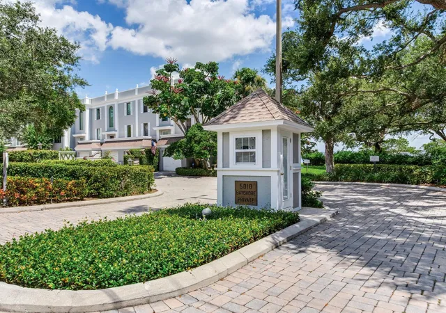 Homes for sale in Tampa, FL | 5010 Bayshore Blvd #7, Tampa, FL 33611 | MLS# TB8418456
