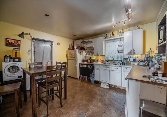 4th image of 2236 Burns St, Lakeland, FL 33801 | MLS# TB8421343