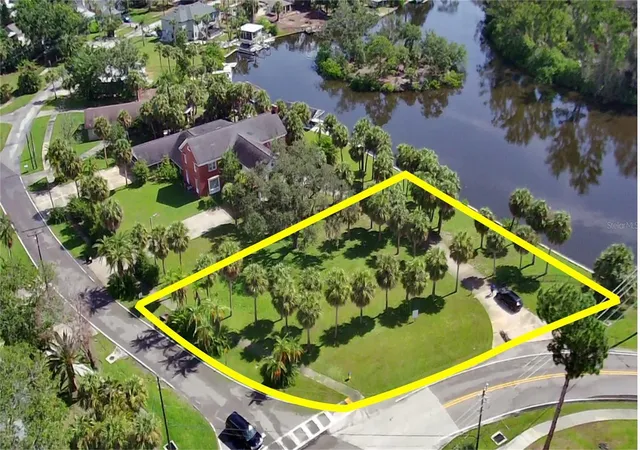 3rd image of 28 N Park Ave, Tarpon Springs, FL 34689 | MLS# W7878465