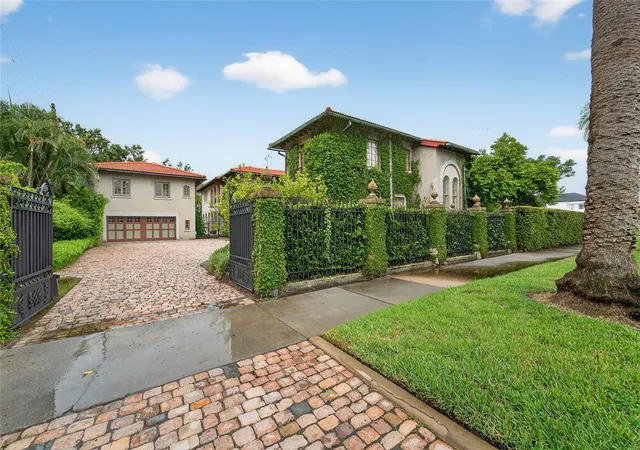 Photo 1 of Mansion for sale at 301 Caspian St, Tampa, FL 33606 | MLS# TB8422893 | Listing updated on 2026-09-26