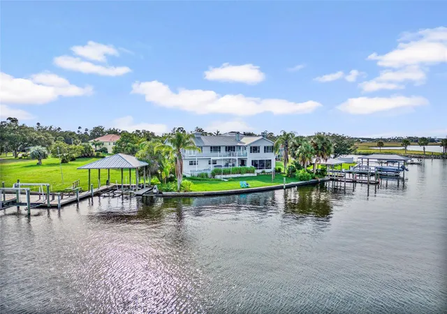 3rd image of 2435 N Watersedge Dr, Crystal River, FL 34429 | MLS# W7878622