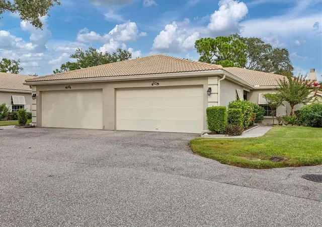 Photo 4 of House for sale at 3244 Ringwood Mdw #77, Sarasota, FL 34235 | MLS# A4663917 | Listing updated on 2026-09-04