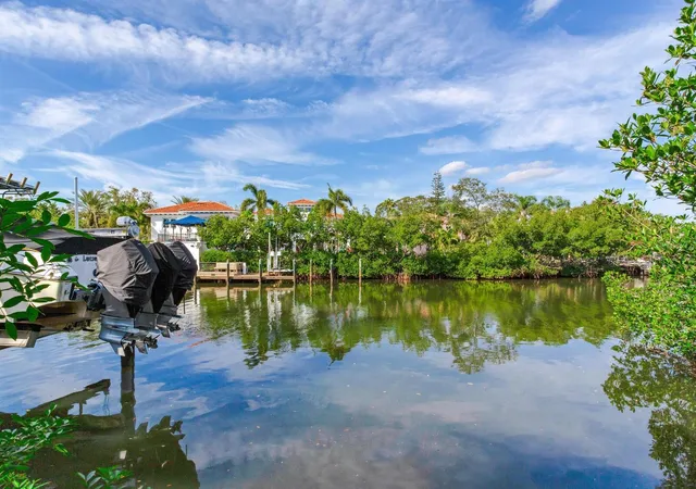 2nd image of 5001 S Shore Crest Cir, Tampa, FL 33609 | MLS# TB8424220
