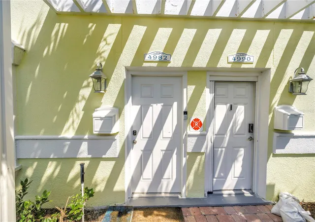 4th image of 4982 Coquina Key Dr SE, Saint Petersburg, FL 33705 | MLS# TB8424408