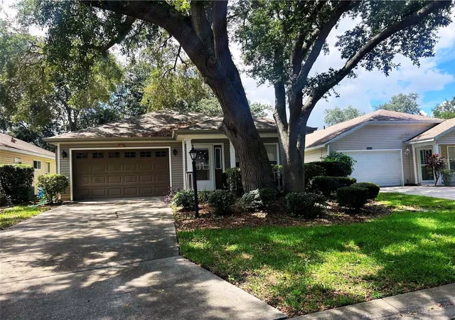 Photo 2 of Single family home for sale at 25119 Cranes Roost Cir, Leesburg, FL 34748 | MLS# O6341819 | Listing updated on 2026-08-30