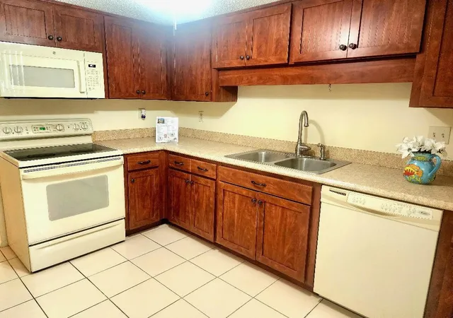 Photo 3 of Condo for sale at 603 Baldwin Ave #B, Safety Harbor, FL 34695 | MLS# TB8424730 | Listing updated on 2026-10-07