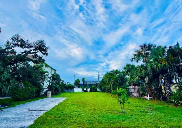 1st image of 821 Laguna Dr, Venice, FL 34285 | MLS# O6342075