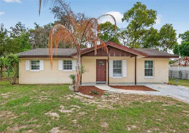 Homes for sale in Fruitland Park, FL | 705 Mike Ave, Fruitland Park, FL 34731 | MLS# G5101834