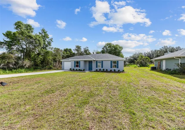 Photo 3 of Sale Pending at 230 Oak Cir, Ocala, FL 34472 | MLS# OM709309 | Listing updated on 2026-10-08