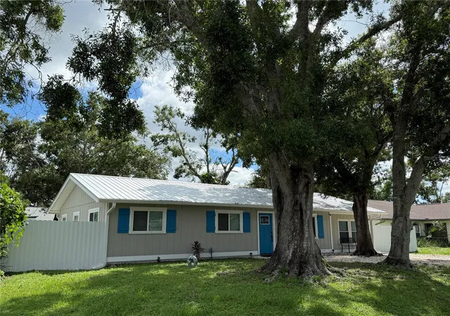 Single family home for sale at 3988 San Luis Dr, Sarasota, FL 34235 | MLS# A4664736 | Listing updated on 2026-04-01