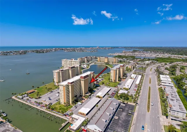 Listing Photo 2 - Condo for sale in Washington Towers (Long Bayou) located at 4550 Cvs Cir, St. Petersburg, FL 33708 - Unit #507