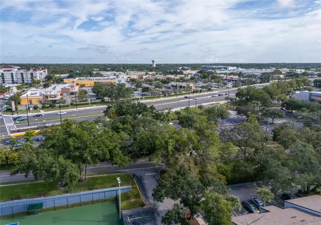 2nd image of 8 Escondido Cir, ALTAMONTE SPRINGS, FL 32701