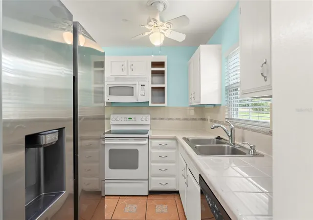 Listing Photo 5 - Condo for sale in building located at 1220 Villa Ln, APOPKA, FL 33435 - Unit #135