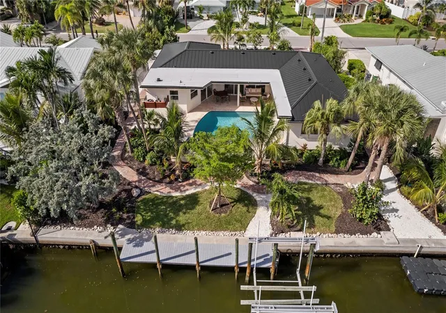 Photo 2 of Single family home for sale at 624 Dundee Ln, Holmes Beach, FL 34217 | MLS# A4665745 | Listing updated on 2026-10-03