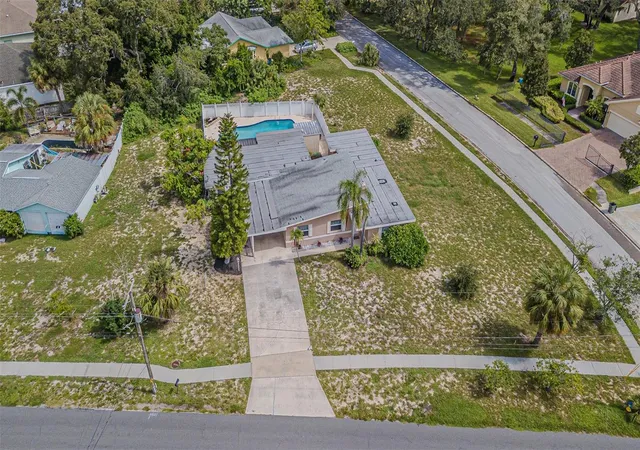 2nd image of 912 Riverside Dr, Tarpon Springs, FL 34689 | MLS# TB8430242