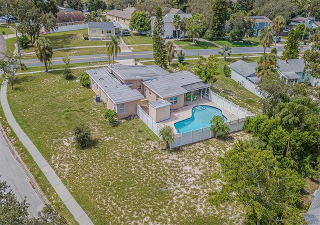3rd image of 912 Riverside Dr, Tarpon Springs, FL 34689 | MLS# TB8430242