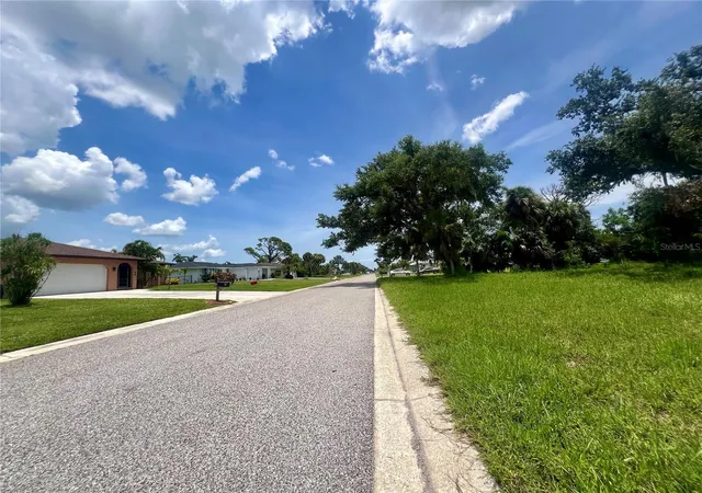 2nd image of 25 Oakland Hills Pl, Rotonda West, FL 33947 | MLS# C7515333
