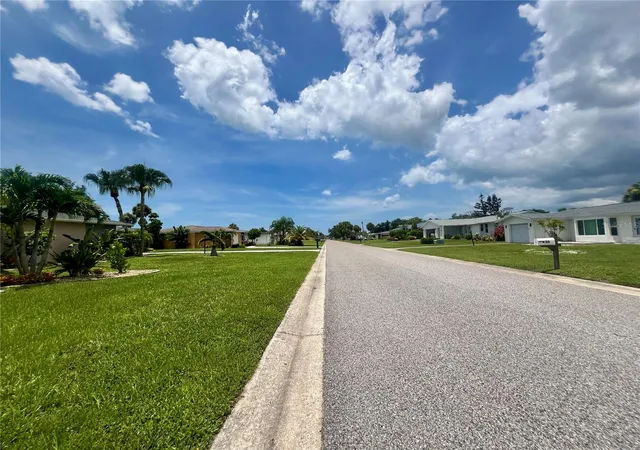 3rd image of 25 Oakland Hills Pl, Rotonda West, FL 33947 | MLS# C7515333
