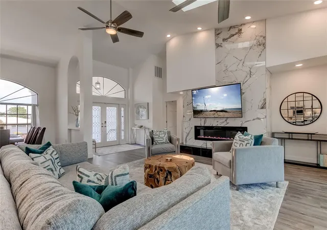 4th image of 112 Leeward Is, Clearwater Beach, FL 33767 | MLS# TB8431062