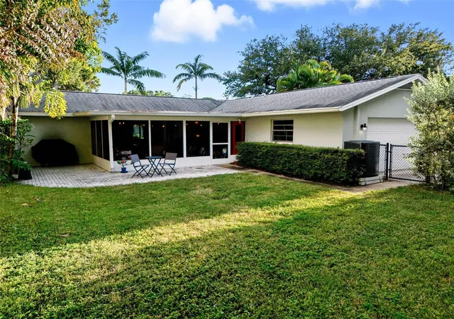 3rd image of 109 34Th Ave N, Saint Petersburg, FL 33704 | MLS# TB8431327