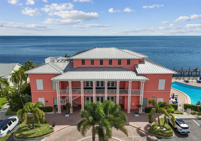 Listing Photo 4 - Condo for sale in building located at 5116 Bch Dr Se, ST PETERSBURG, FL 33705 - Unit #D