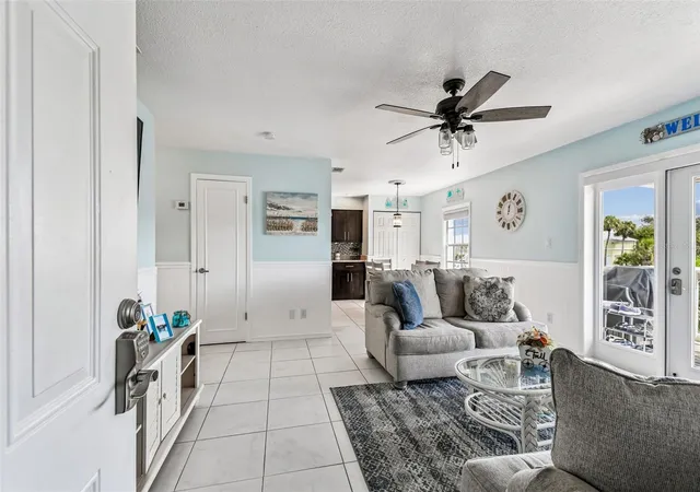 Listing Photo 5 - Condo for sale in building located at 5116 Bch Dr Se, ST PETERSBURG, FL 33705 - Unit #D