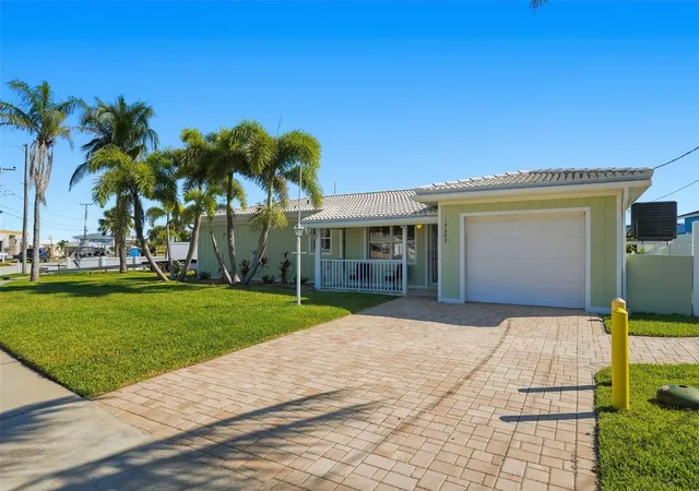 3rd image of 15302 Harbor Dr, Madeira Beach, FL 33708 | MLS# TB8433038